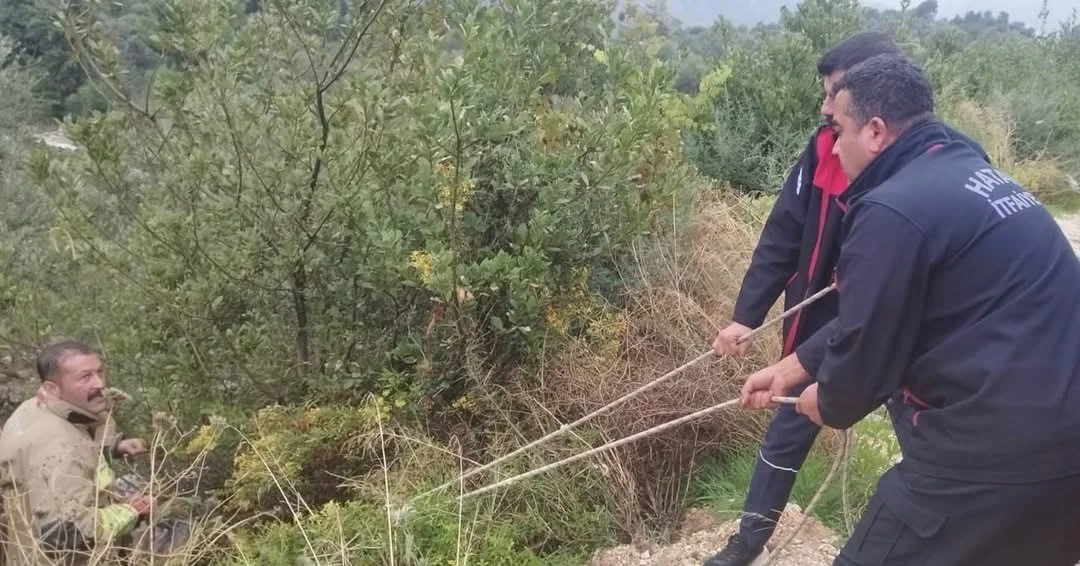 Hatay'ın Defne ilçesinde kayalıklardan düşen kişi kurtarıldı 3