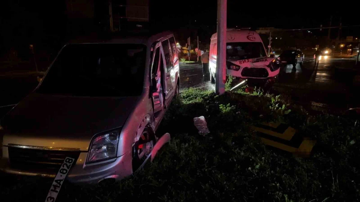Rize'de görev dönüşündeki ambulans kaza yaptı: 5 kişi yaralandı 3
