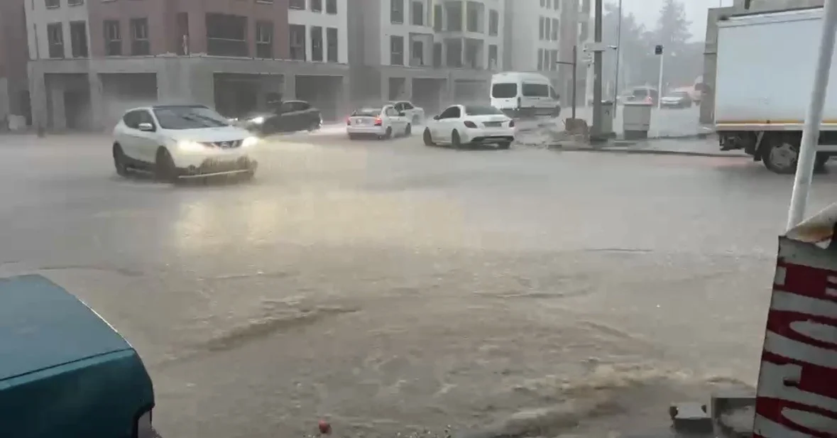 Besni'de sağanak yağış cadde ve sokakları göle çevirdi 1