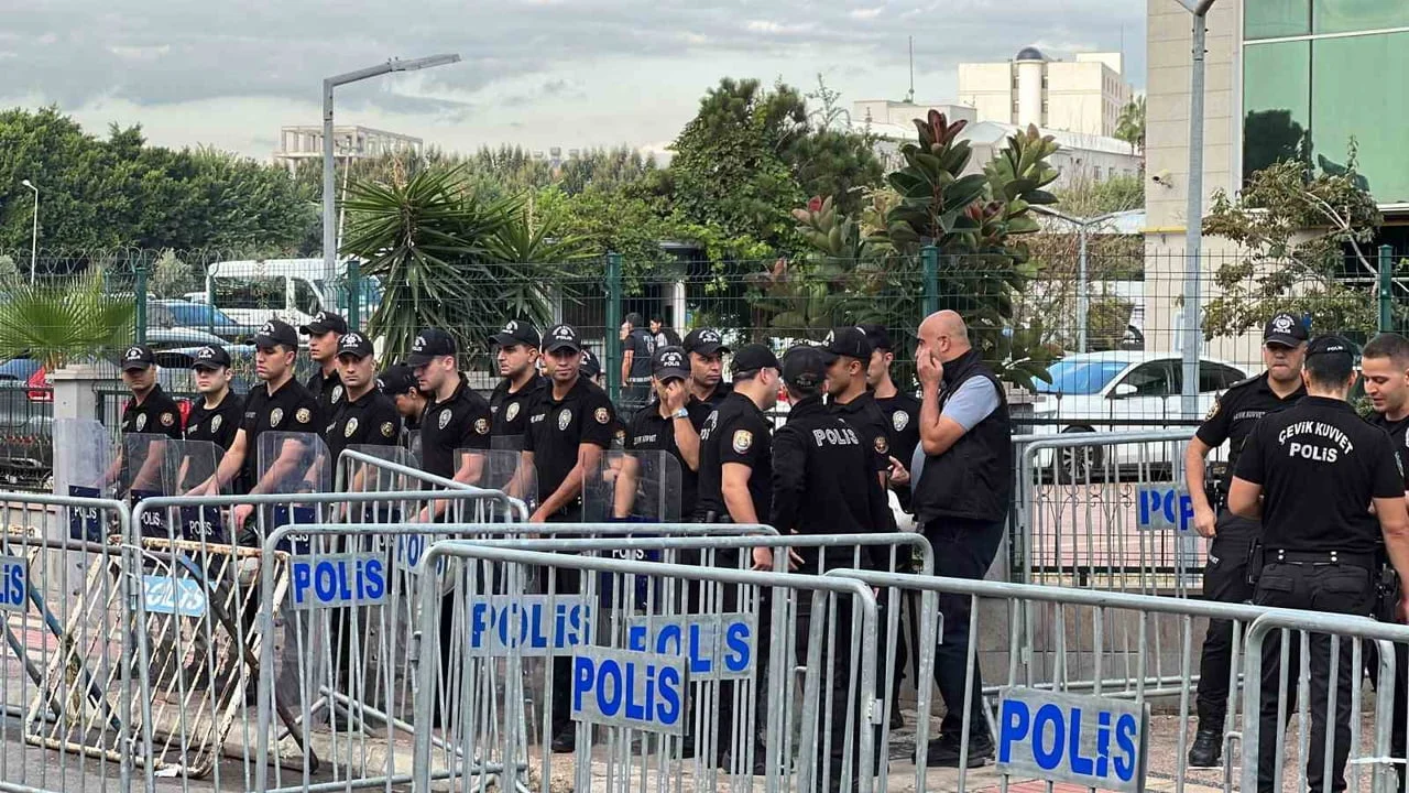 POLİSİN GENİŞ GÜVENLİK TEDBİRİ ALDIĞI ADLİYE ÇEVRESİNDE İSE ŞÜPHELİLERİN YAKINLARI BAŞTA OLMAK...