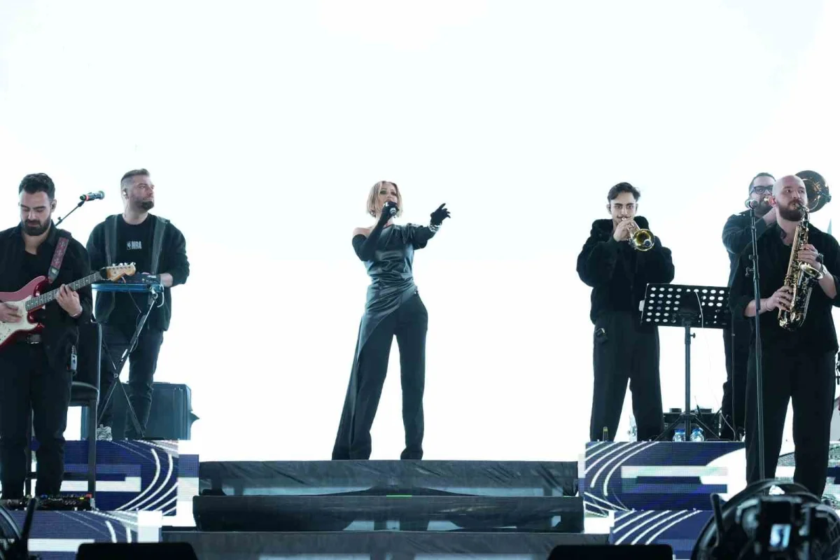 Derya Uluğ, İzmir Kültür Yolu Festivali'nde Gündoğdu Meydanı'nı dolduran binlerce müziksevere konser verdi 4