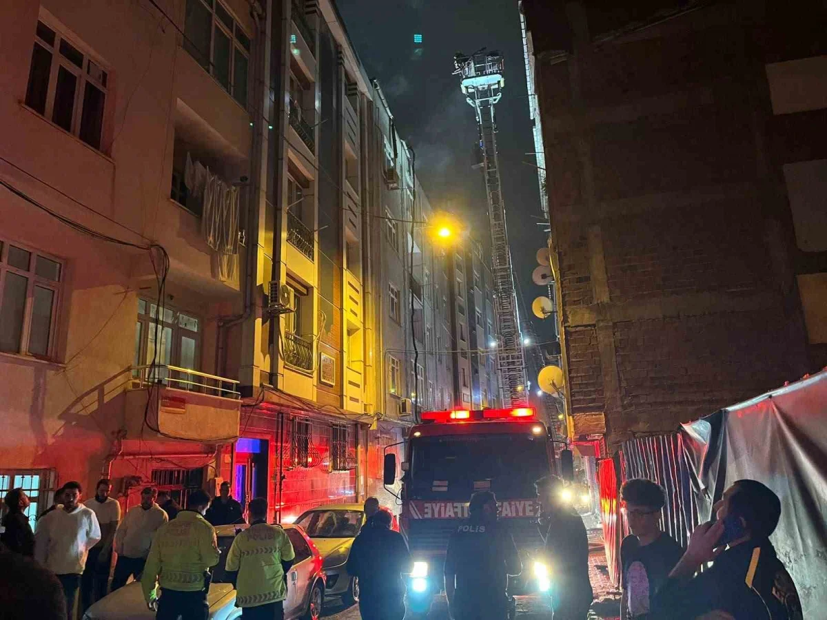Esenler'de 5 katlı binanın çatısında korkutan yangın 3