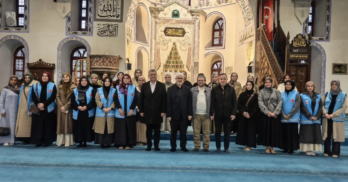 Kütahya'da tarihi Ulu Cami'de buluşan cemaat gençlerin hatimleri için dua etti 3