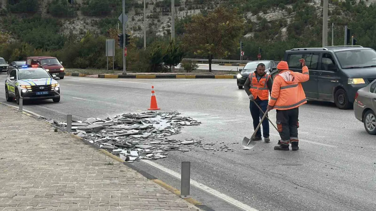 Burdur'da tırdan yola mermer parçaları saçıldı: Sürücüye ceza kesildi 5