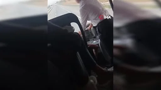 Seyir halindeki Van otobüsünde tehlikeli hareket