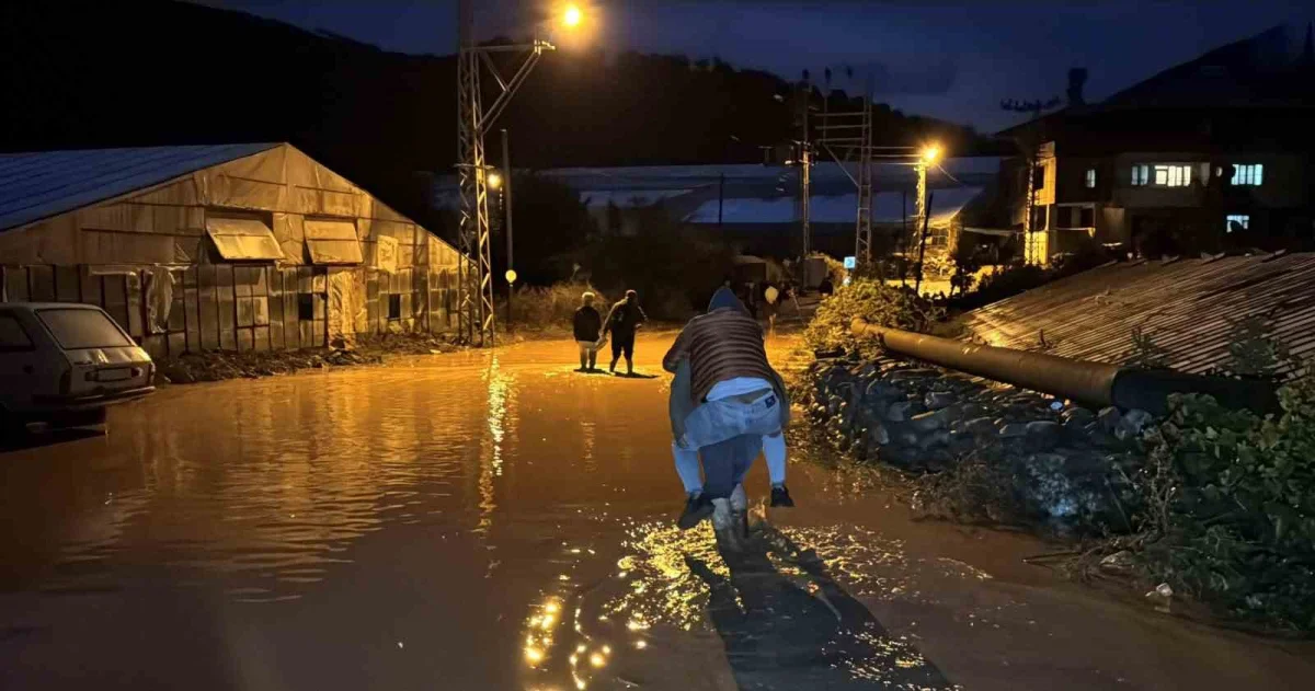 Mersin'de sağanak yağış sokakları göle çevirdi 1