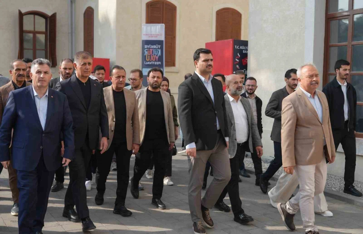 AK Parti Genel Sekreteri Eyyüp Kadir İnan ve Cemil Tugay İzmir Kültür Yolu Festivali sergilerini inceledi 4