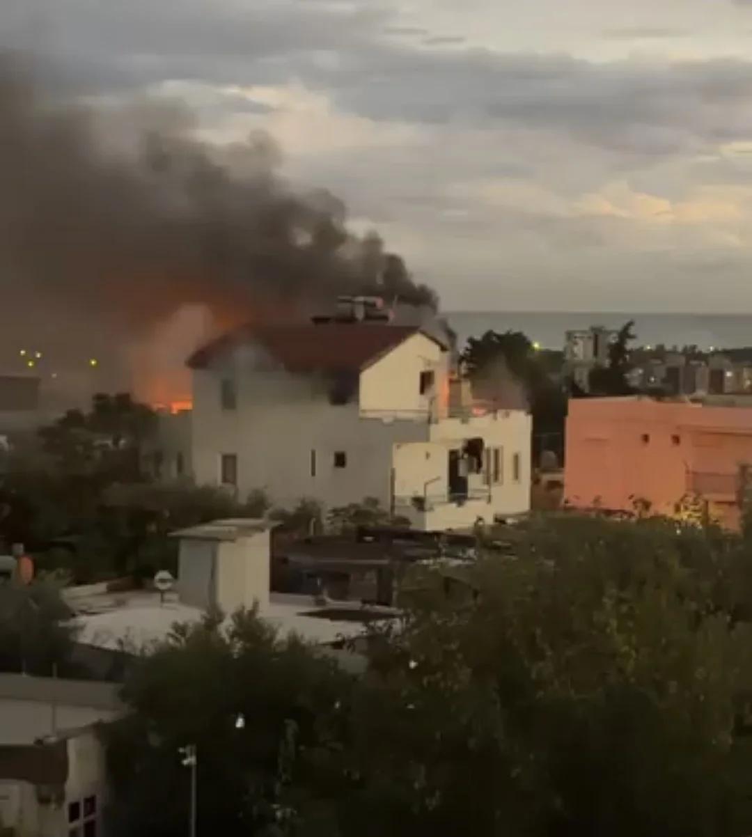 Antalya'da iki katlı evin çatısı alevlere teslim oldu 4