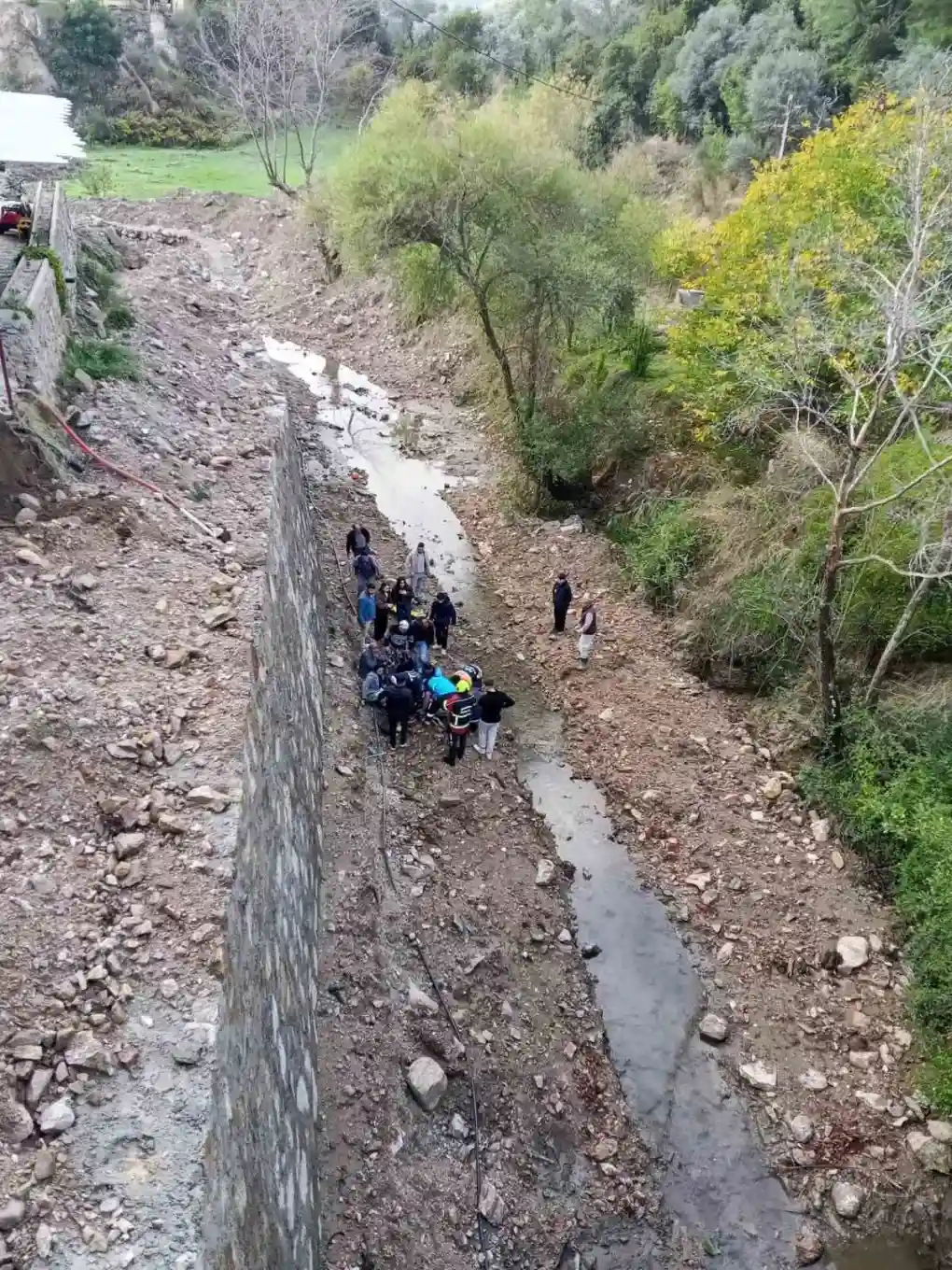 Aydın'da kontrolden çıkan otomobil dereye uçtu: 3 yaralı 2