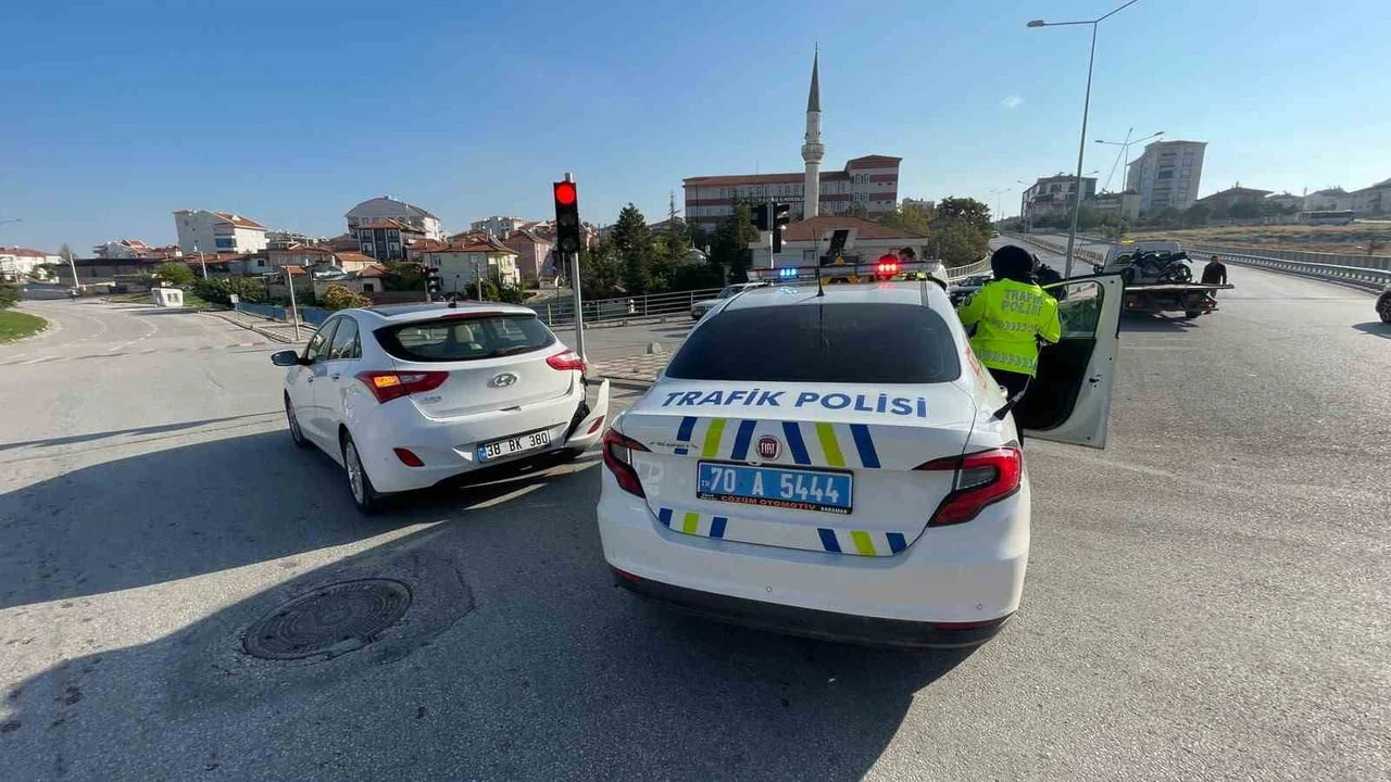 KARAMAN'DA OTOMOBİL İLE MOTOSİKLETİN KAVŞAKTA ÇARPIŞMASI SONUCU MEYDANA GELEN TRAFİK KAZASINDA...