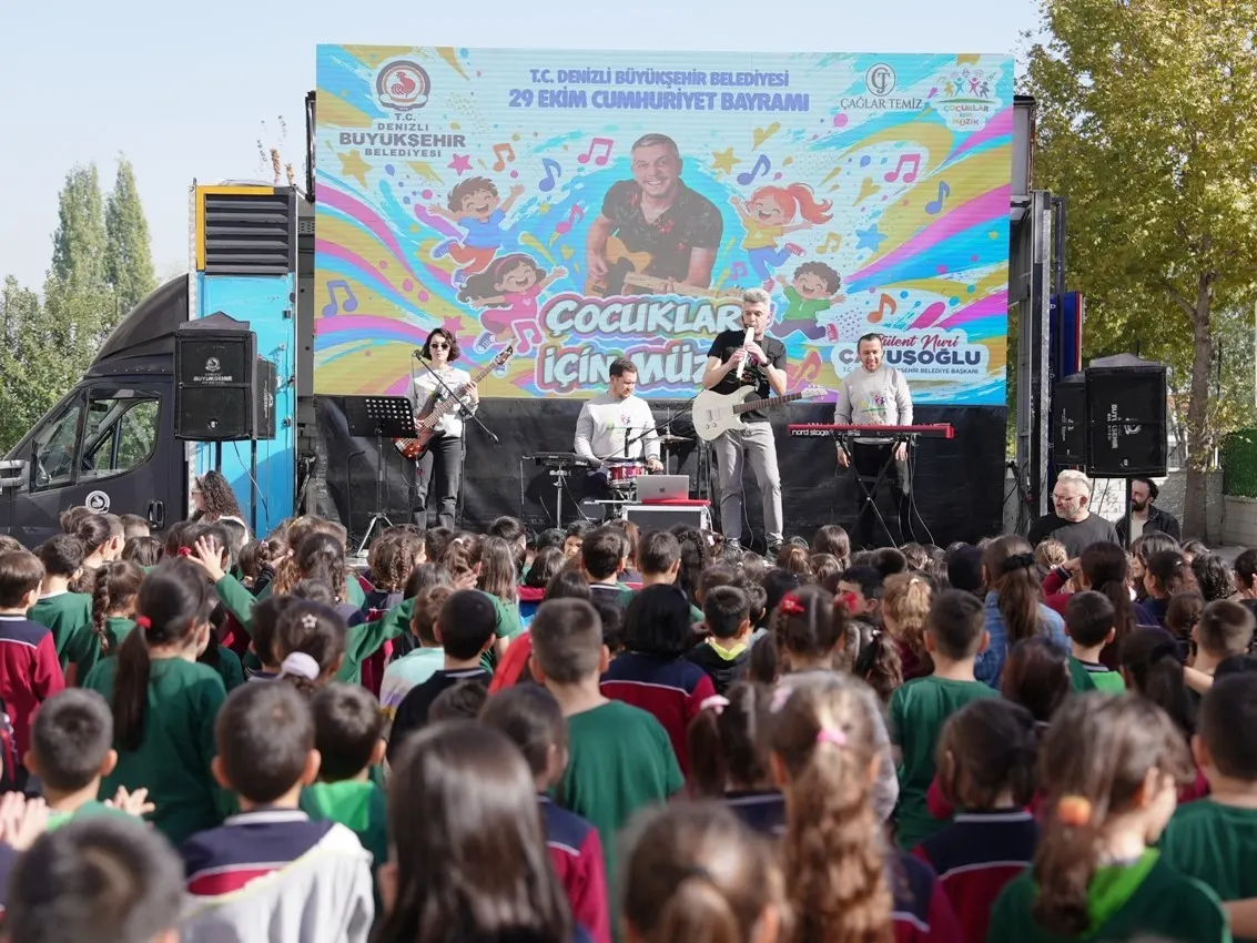 Denizli'de Cumhuriyet coşkusu 9 okulda binlerce öğrenciyle kutlandı 3