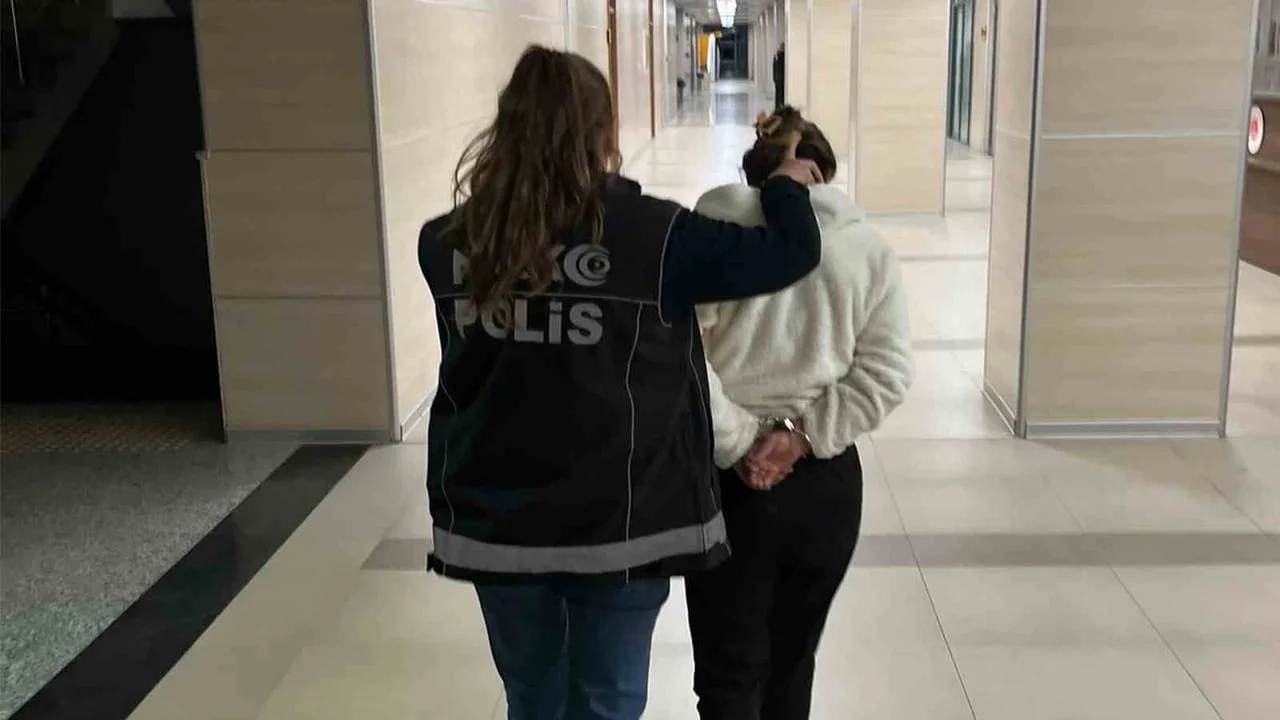 GÖZALTINA ALINAN ŞÜPHELİ, EMNİYETTEKİ İŞLEMLERİNİN ARDINDAN SEVK EDİLDİĞİ MAHKEMECE...
