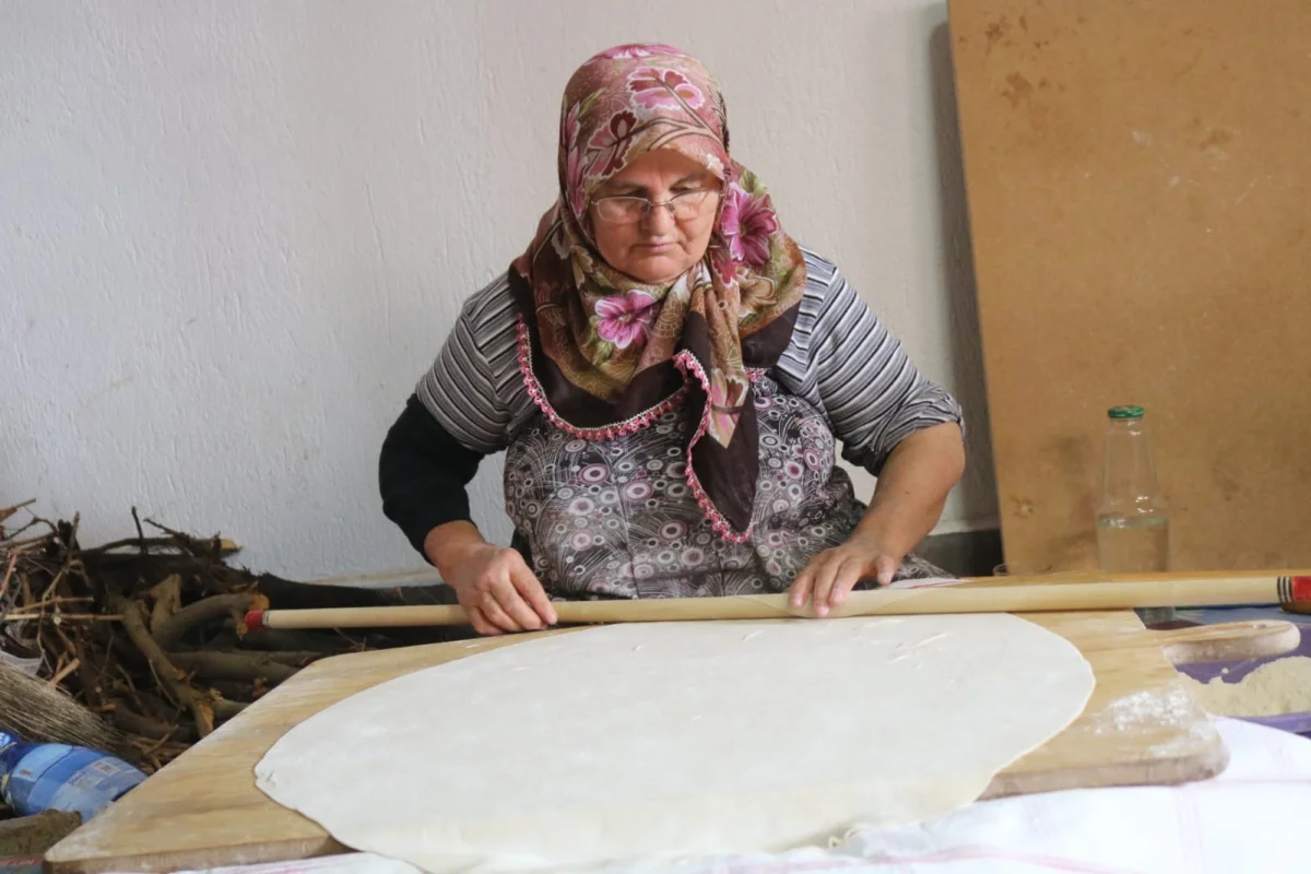 Çivril’de kadınların kışlık yufka mesaisi imece usulüyle devam ediyor 5