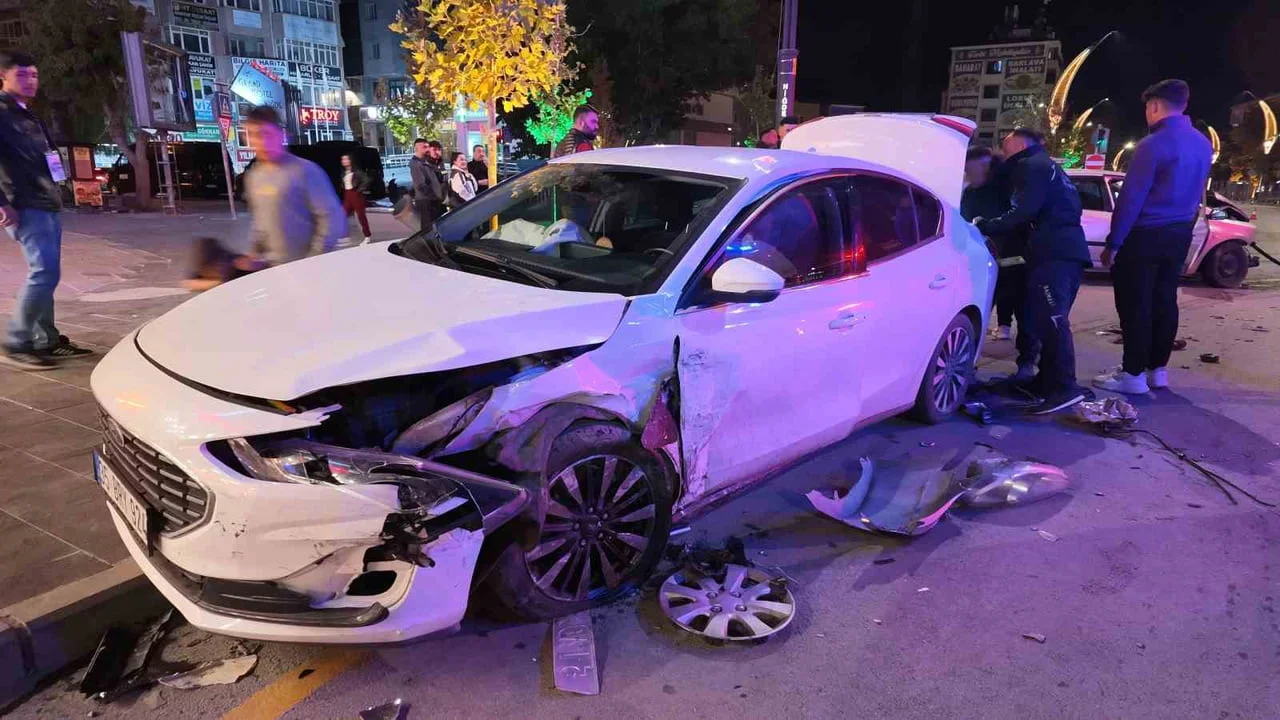 NİĞDE’DE İKİ OTOMOBİL ÇARPIŞTI 1 KİŞİ YARALANDI