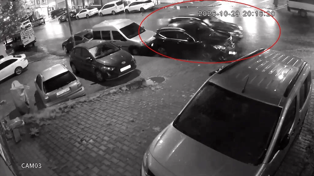 Esenyurt'ta kontrolden çıkan otomobil park halindeki araçlara çarptı 5