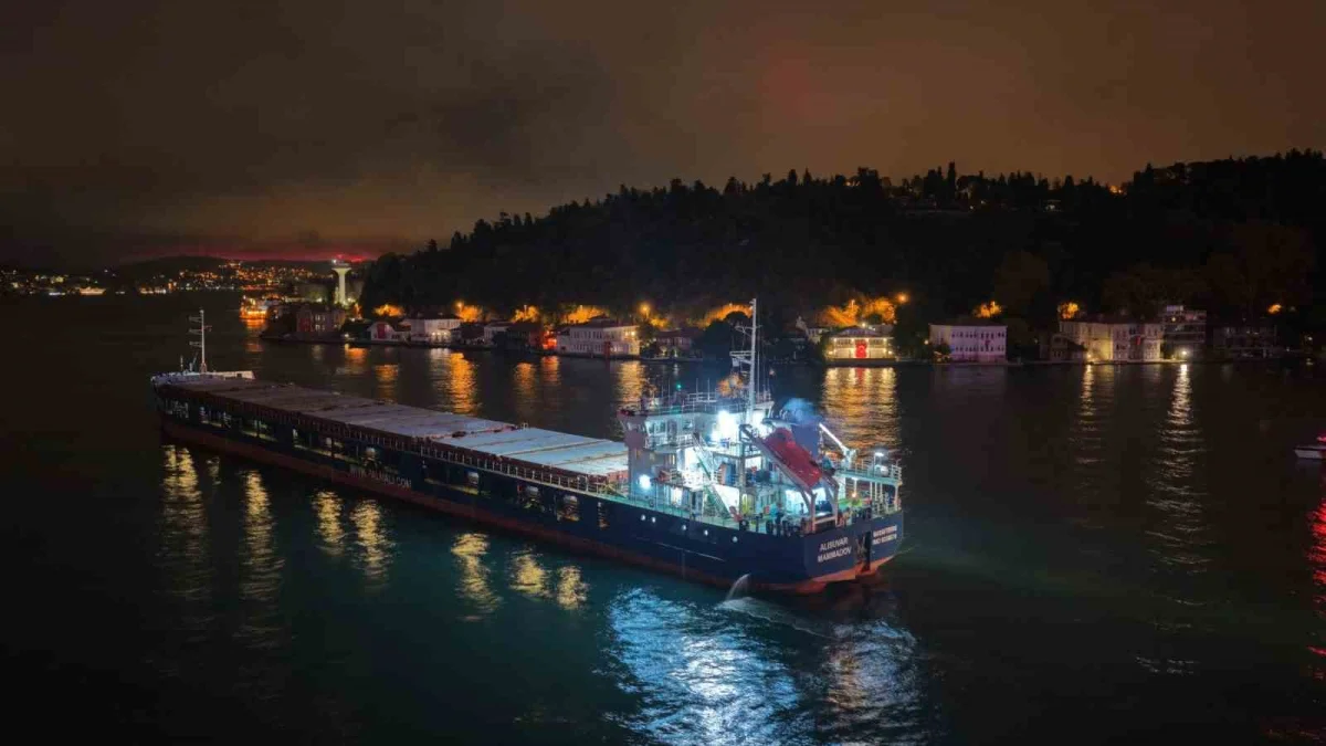 İstanbul Boğazı'nda arızalanan kargo gemisi yeniden seyrine başladı 2