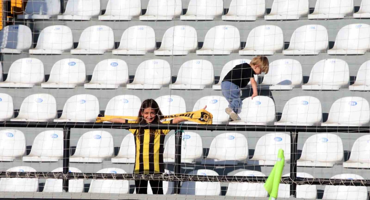 Muğla deplasmanında tek başına: İki çocuğuyla tribünde İstanbulspor'u destekledi 1