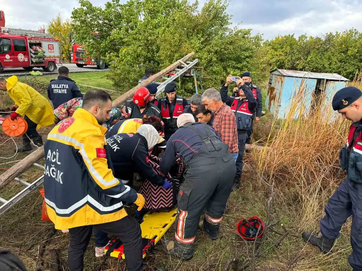 Malatya'da 25 metrelik kuyuya düşen genç itfaiye tarafından kurtarıldı 1