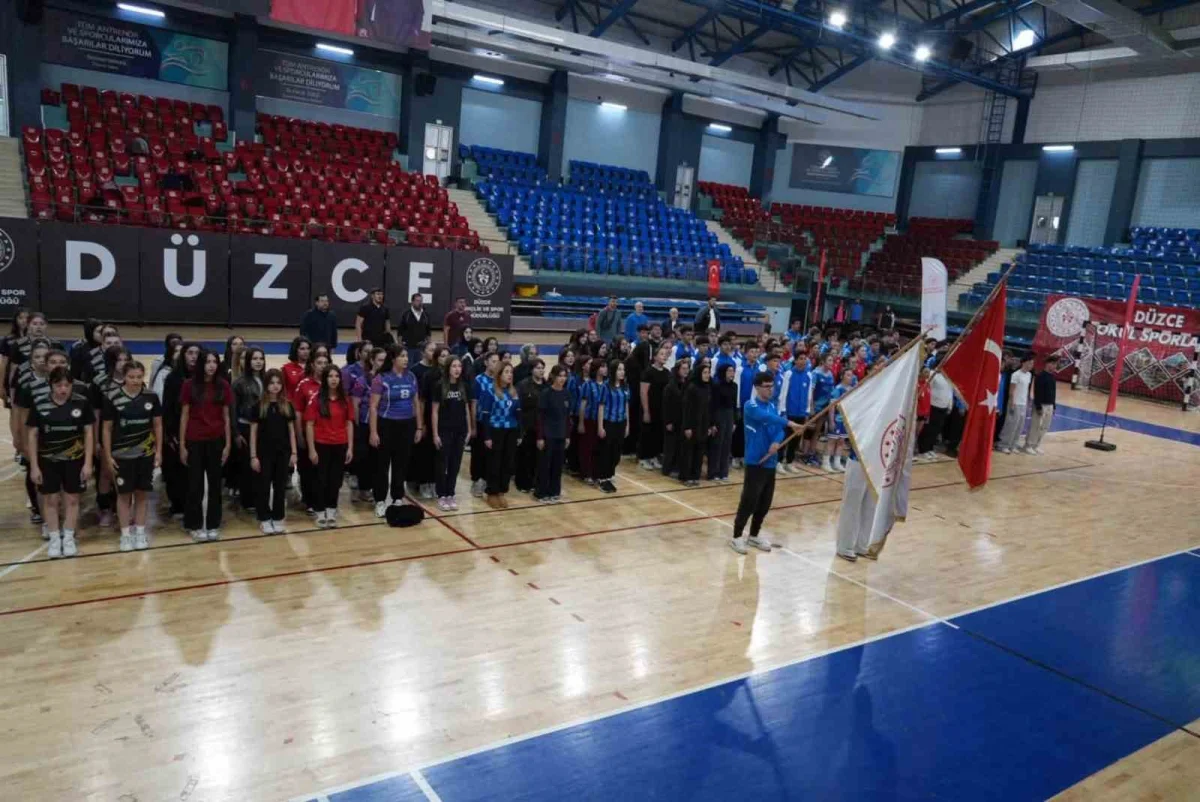 Düzce'de okul sporları yeni sezona Bahçeşehir Spor Salonu'ndaki törenle başladı 1