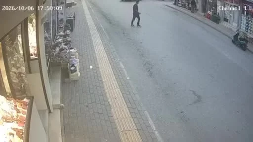 Yanlayarak caddeye çıkan otomobil yayaya çarptı: O anlar kamerada