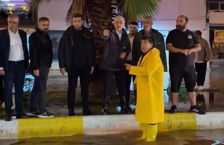 KAHTA’DA ŞİDDETLİ SAĞANAK HAYATI OLUMSUZ ETKİLEDİ: BAŞKAN HALLAÇ SAHADA ÇALIŞMALARI TAKİP...