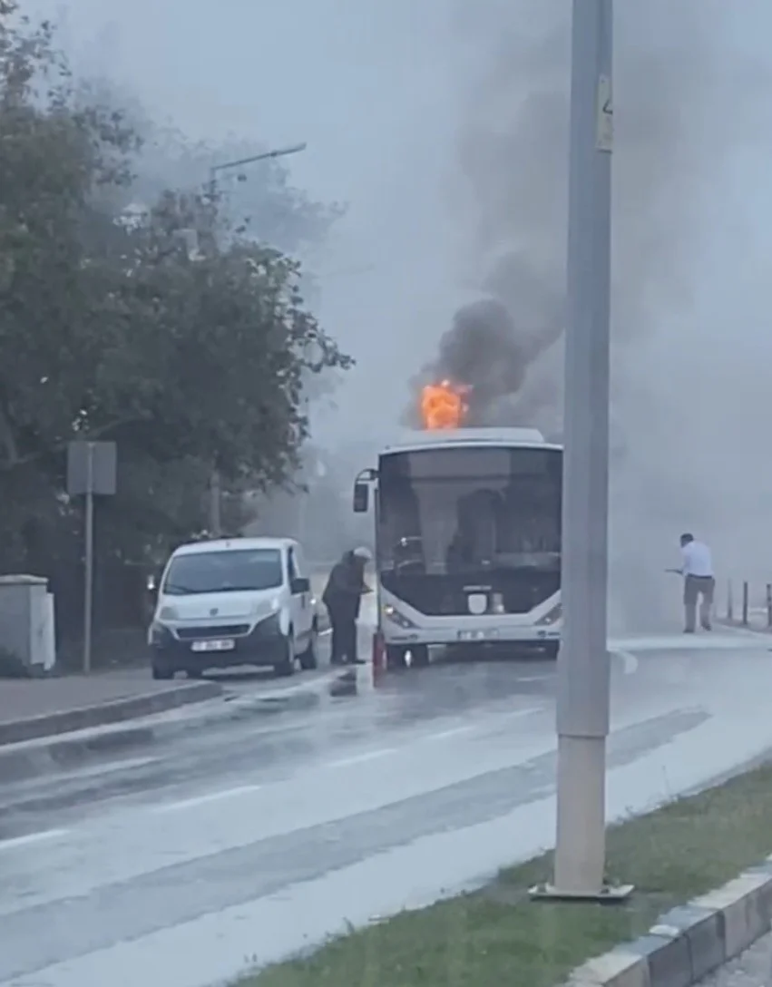 Çanakkale'de seyir halindeki özel halk otobüsü alev alev yandı 2