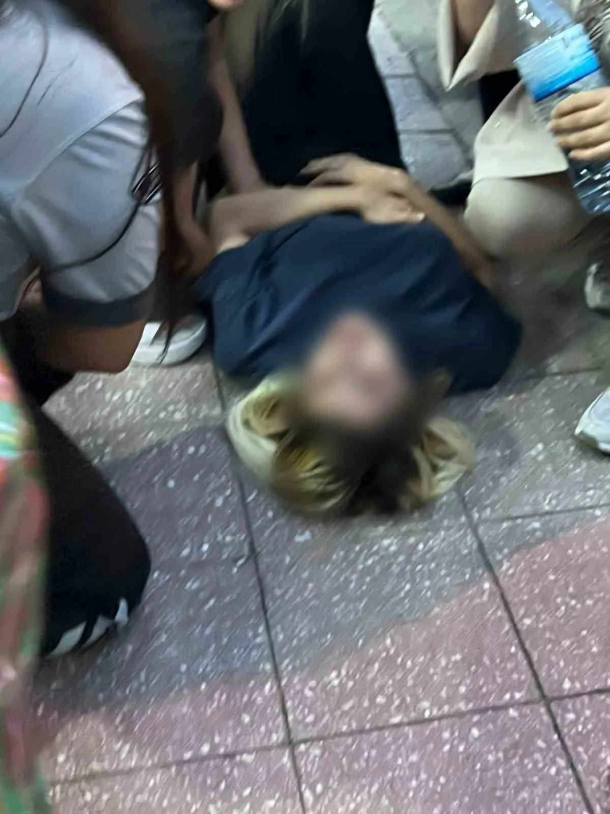ADANA’DA BİR KADIN KALDIRIMDA YÜRÜDÜĞÜ SIRADA KOCASI TARAFINDAN BIÇAKLANDI. YARALANAN KADIN...