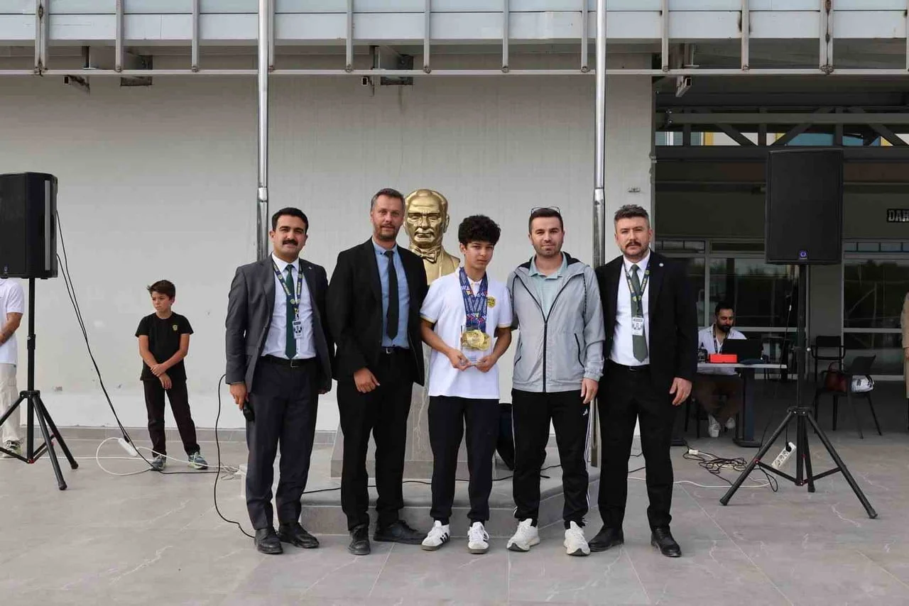 MTK ÖĞRENCİSİ RÜZGAR ALP YALÇINKAYA’DAN MASA TENİSİNDE AVRUPA’DA TARİHİ BAŞARI