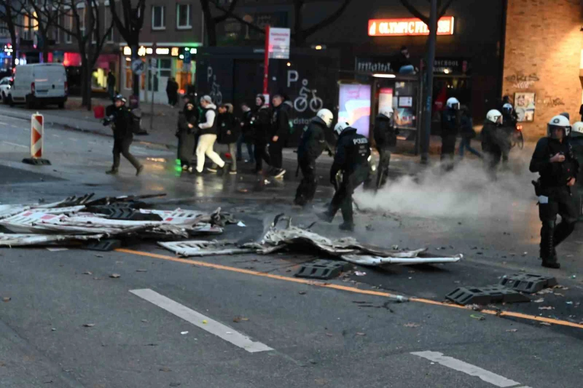 Hamburg'da binlerce gencin zorunlu askerlik protestosu çatışmayla bitti 3