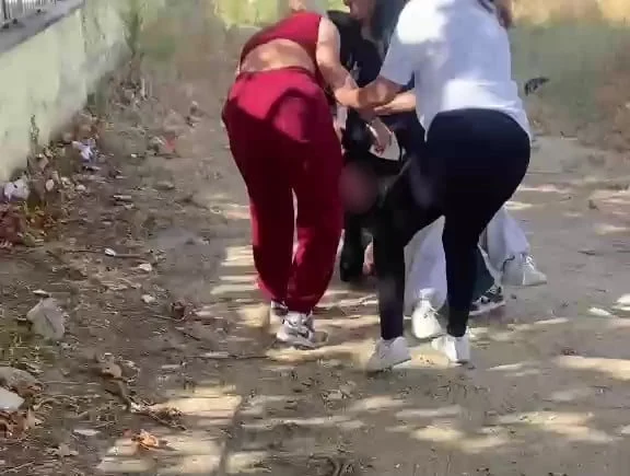 ORTAOKULDA EĞİTİM GÖREN BİR KIZ ÇOCUĞUNUN ÇEŞME ALTINDA ISLATILIP DÖVÜLDÜĞÜ, SAÇINDAN SÜRÜKLENDİĞİ...