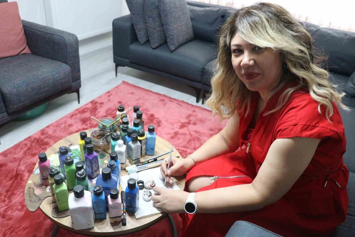 Sivas'ta 20 yıllık hemşire mesai stresini taş boyamayla atıyor 3