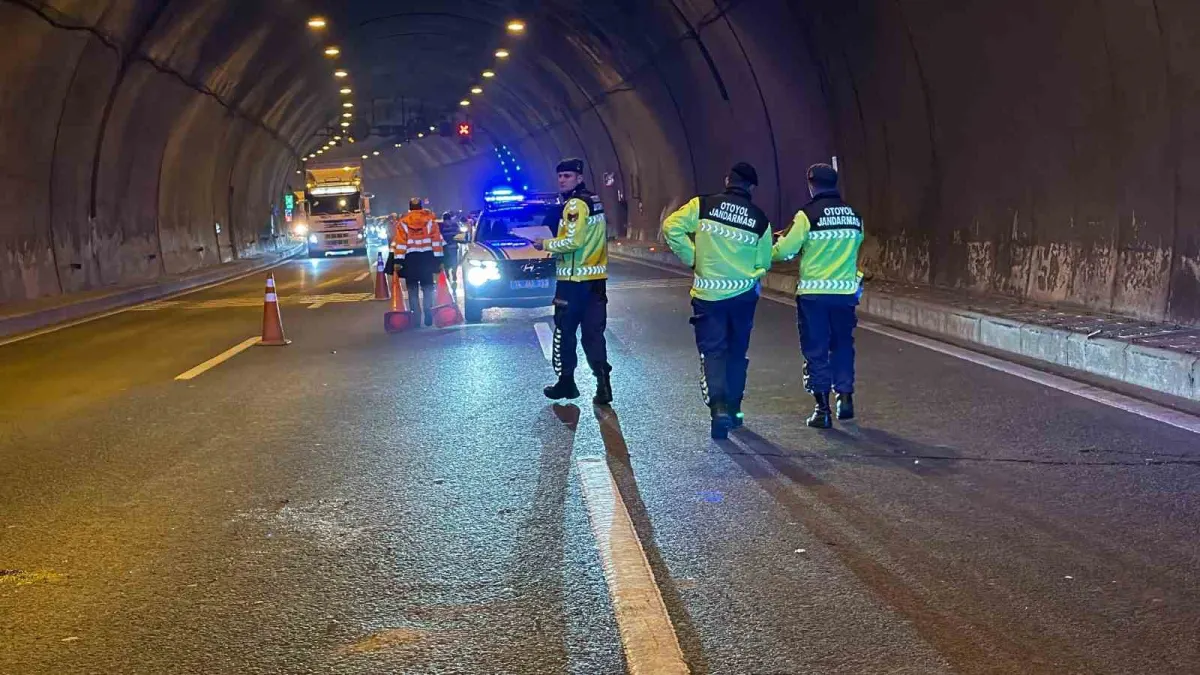 Cenazeye giden aile ölümden döndü: Bolu Dağı Tüneli'nde tırın çarpıp kaçtığı otomobil takla attı 4