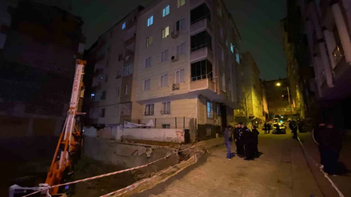 Bahçelievler'de istinat duvarı çöktü: İki binadaki 20 daire tahliye edildi 5