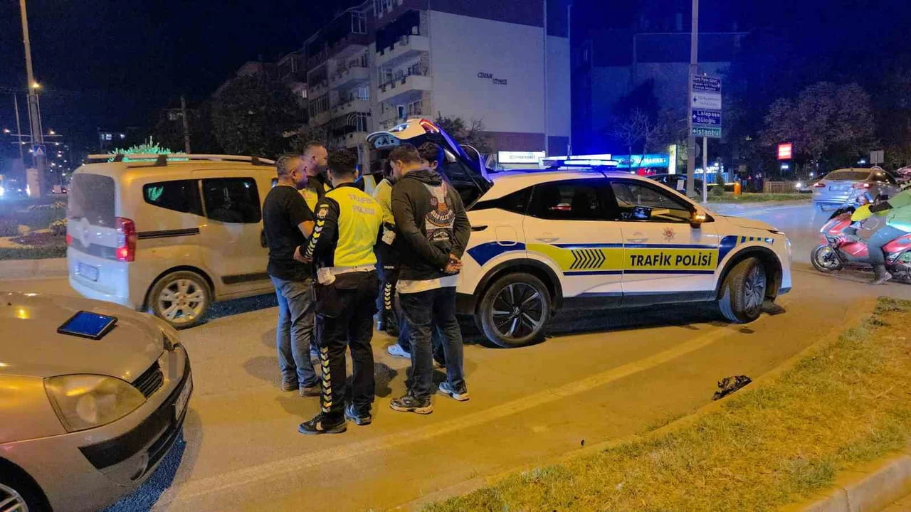 POLİSTEN KAÇAN MOTOSİKLET SÜRÜCÜSÜ OTOMOBİLE ÇARPARAK DURDU