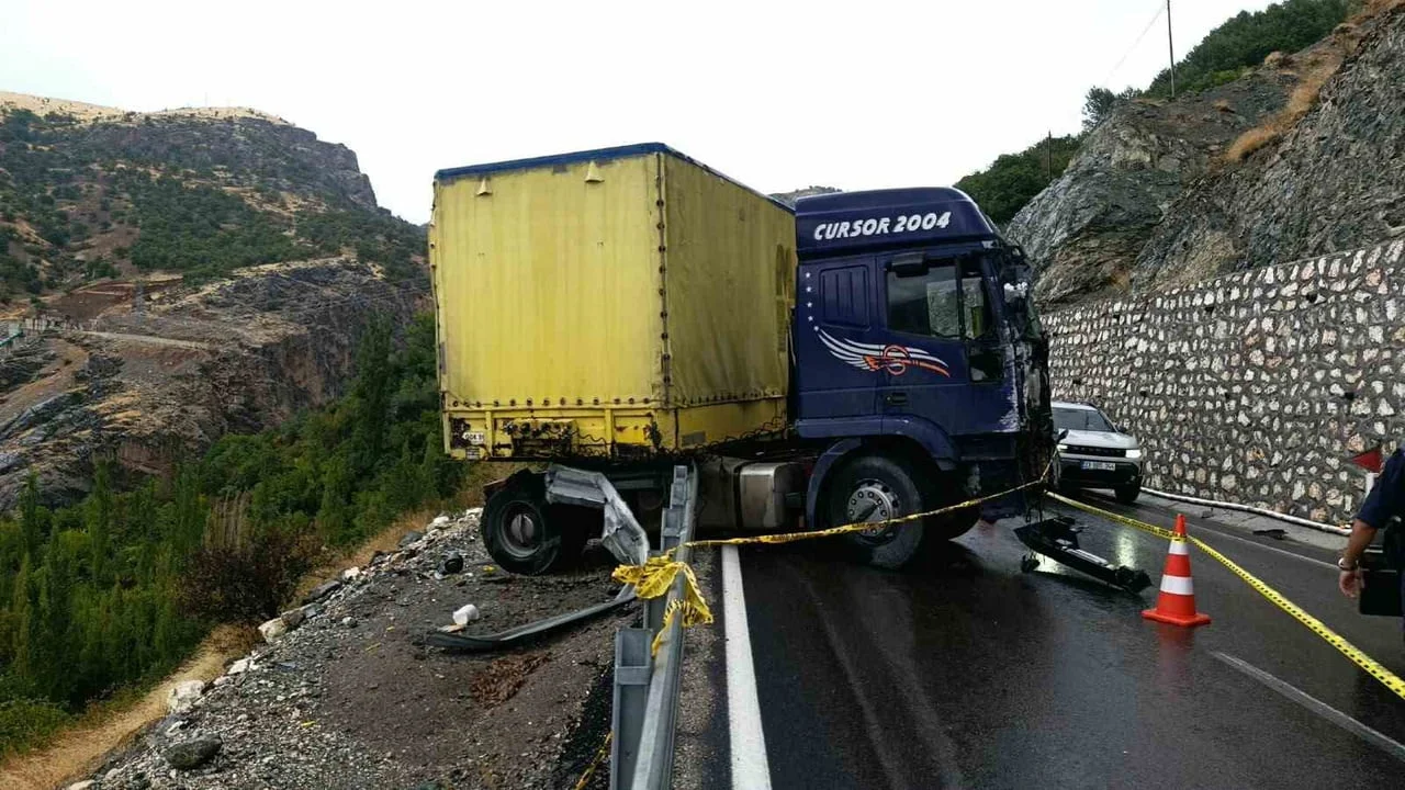 DOĞANŞEHİR İLÇESİNDE MEYDANA GELEN KAZADA BARİYERLERE ÇARPIP ASKIDA KALAN TIRIN SÜRÜCÜSÜ...