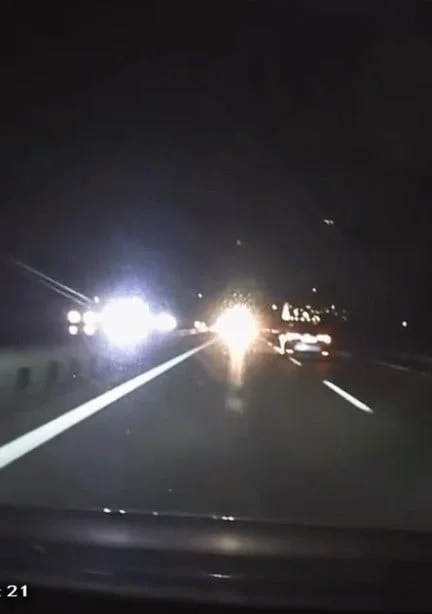 BURSA’DA OTOBANDA TERS YÖNDE İLERLEYEN BİR OTOMOBİL, TRAFİKTE TEHLİKELİ ANLARIN YAŞANMASINA NEDEN...