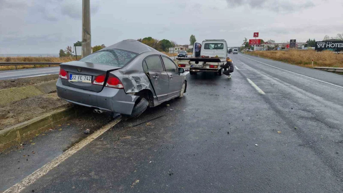 Tekirdağ'da yağış nedeniyle savrulan otomobil 3 direğe çarptı 5
