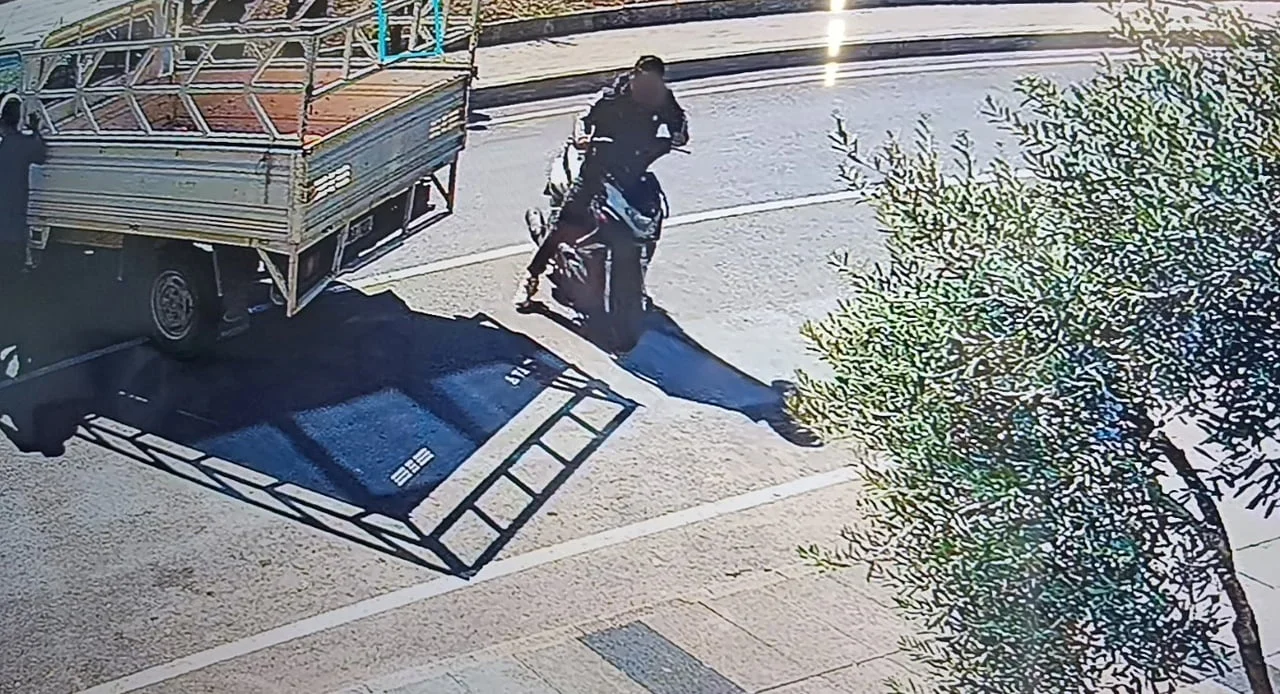 KAZADA YARALANAN MOTOSİKLET SÜRÜCÜSÜ AMBULANS BEKLERKEN MOTOSİKLETTE YOLCU OLARAK BULUNAN KİŞİ...