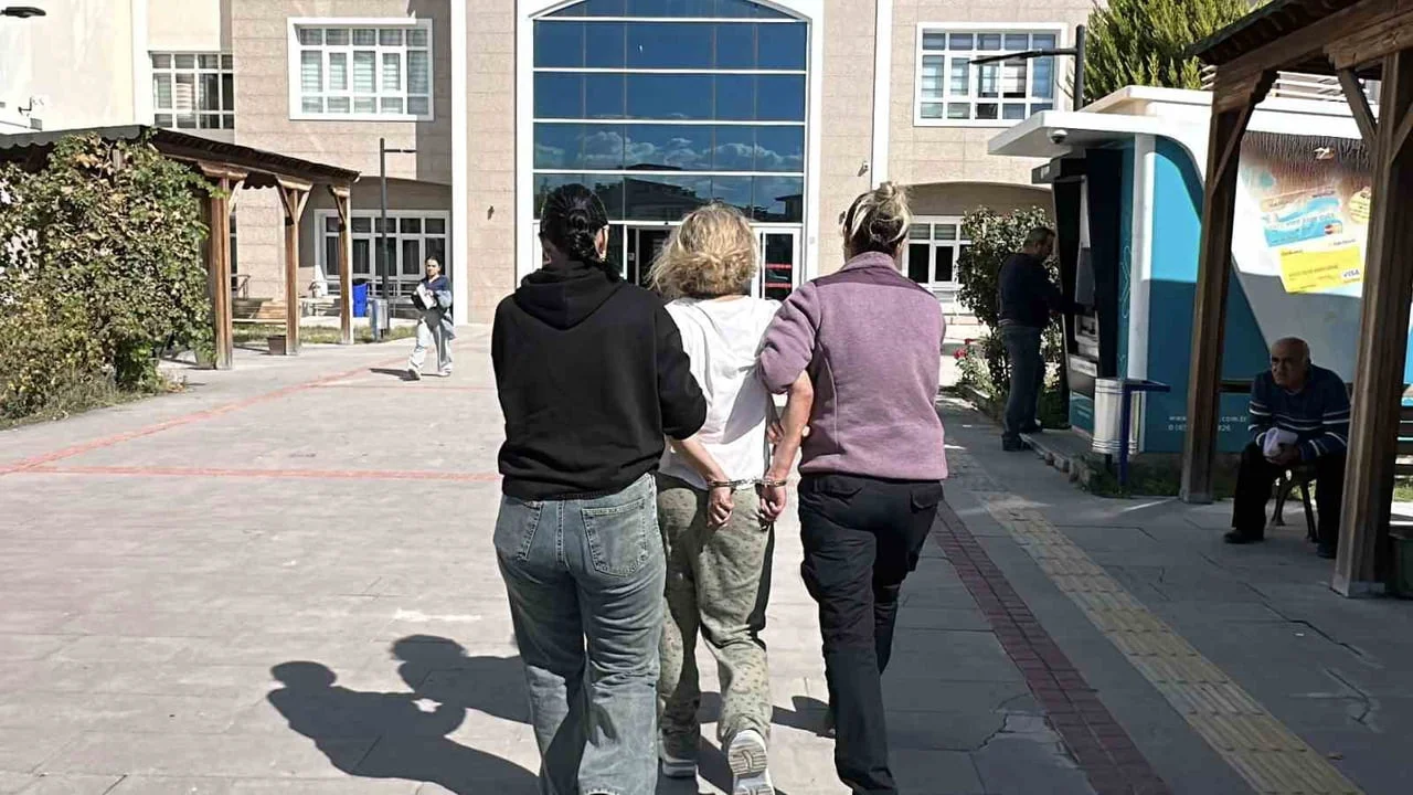 BURDUR'DA SEYİR HALİNDEKİ ARAÇLARIN ÖNÜNE ATLAYAN VE KENDİSİNE MÜDAHALE EDEN POLİS EKİPLERİNE...
