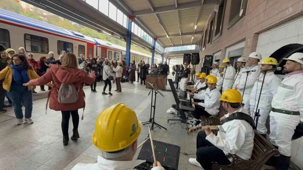 Turistik Karaelmas Ekspresi madenci korosuyla Zonguldak'ta karşılandı 5