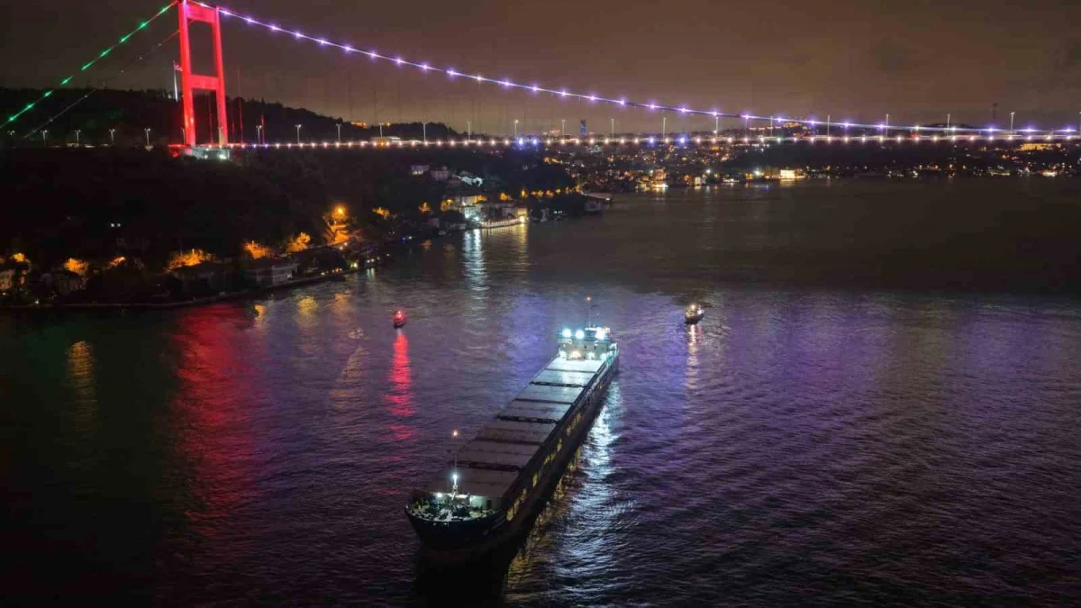 İstanbul Boğazı'nda arızalanan kargo gemisi yeniden seyrine başladı 4