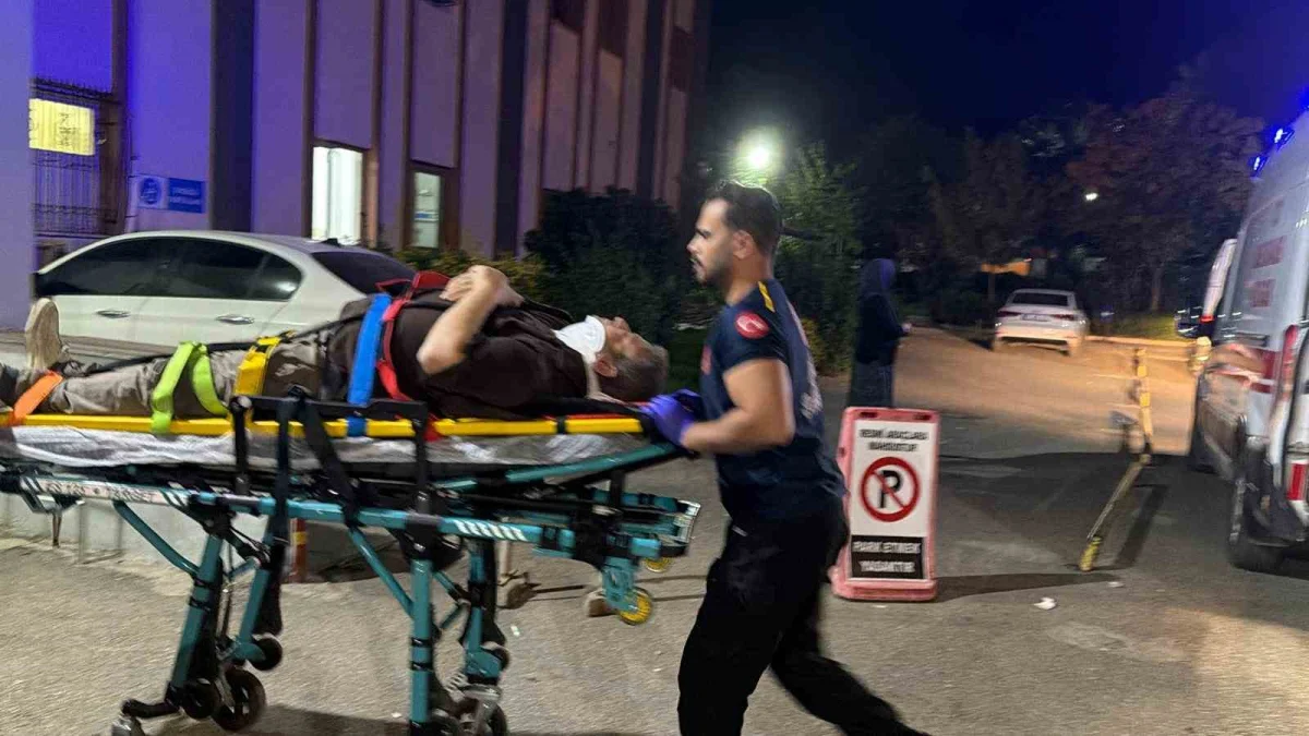 Adıyaman'ın Kahta ilçesinde kavşakta iki otomobil çarpıştı: 8 kişi yaralandı 1