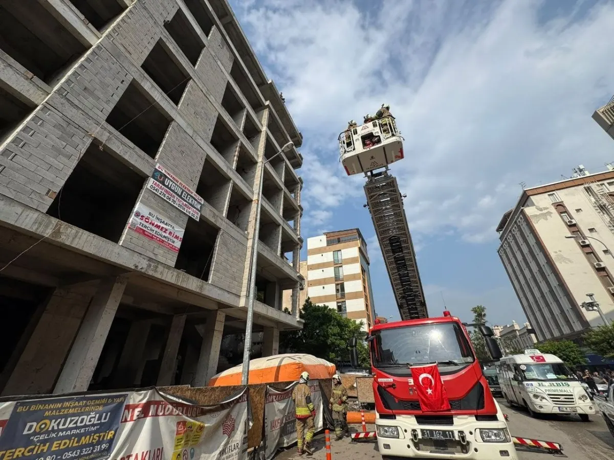 Hatay'da 7 katlı binanın çatısına çıkan genç 2 saatte ikna edildi 4