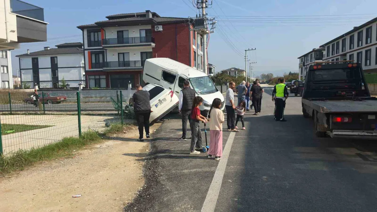 Düzce'de otomobilin çarptığı minibüs park halindeki aracın üzerine çıktı 2