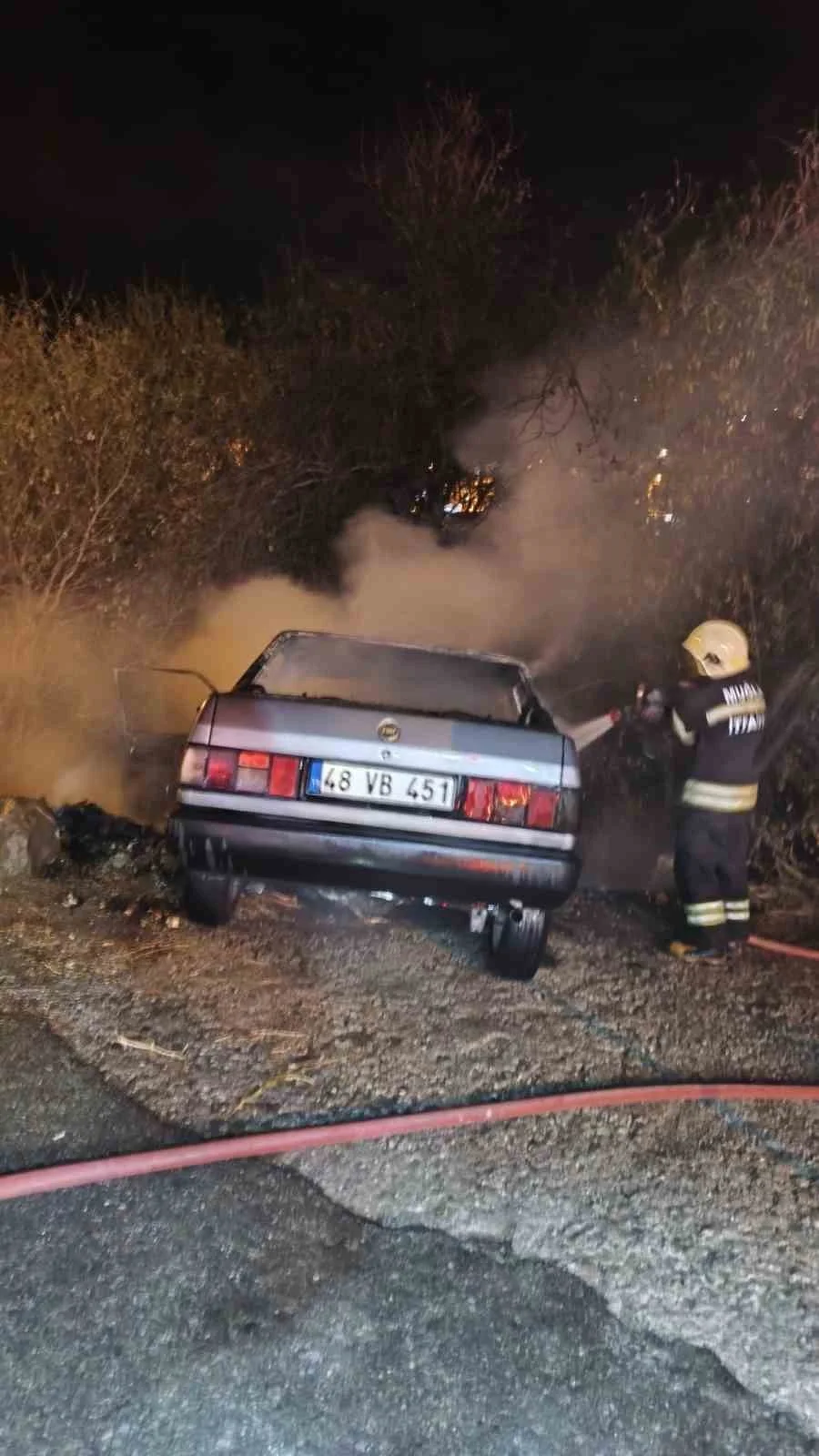 BODRUM’DA KAZA YAPAN OTOMOBİL ALEV ALDI
