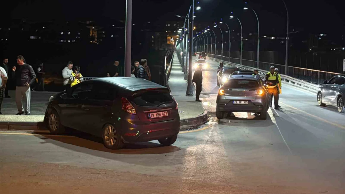 Karabük'te kavşakta iki otomobil çarpıştı: Sürücüler yaralandı 3
