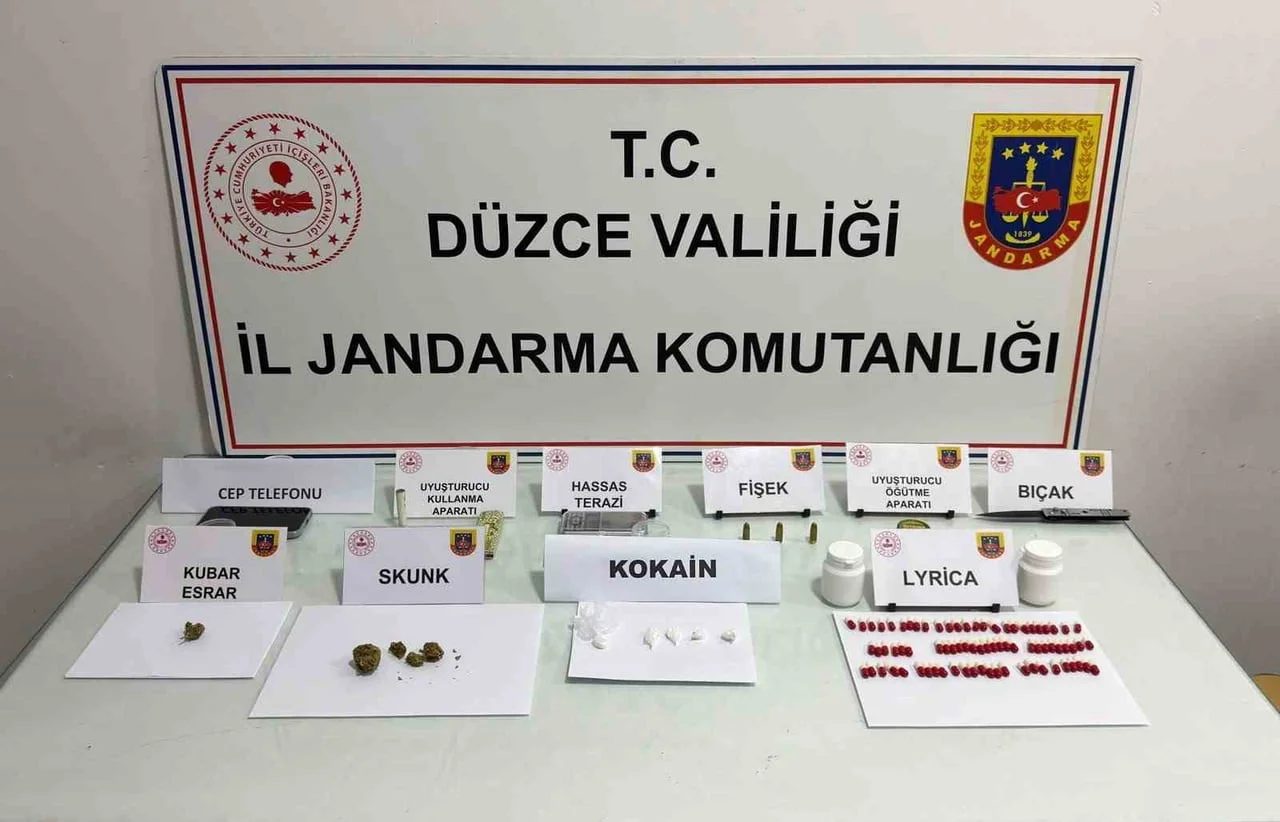 DÜZCE MERKEZDE JANDARMA EKİPLERİNCE YAPILAN UYUŞTURUCU SATICILARINA YÖNELİK OPERASYONDA 1 KİŞİ...