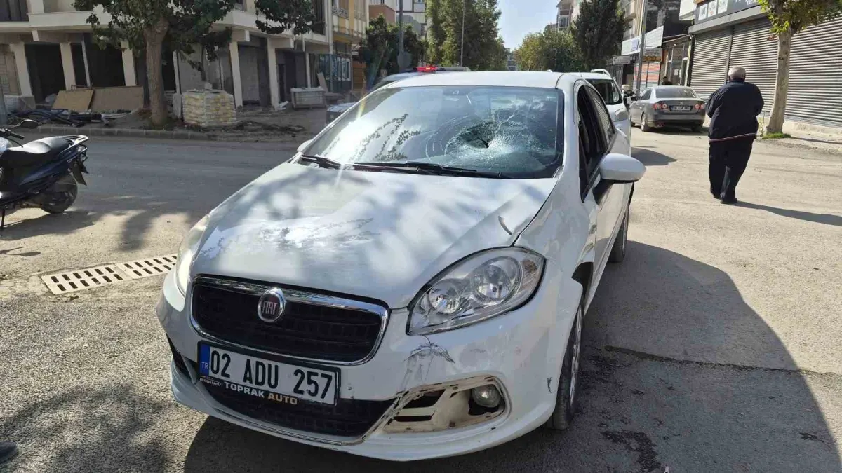 Adıyaman'da otomobil ile motosiklet çarpıştı: Yola savrulan sürücü hastaneye kaldırıldı 2