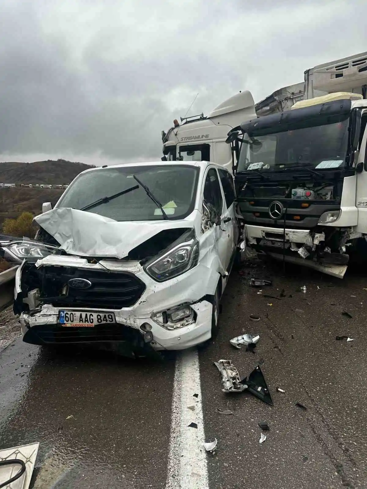 Aşkale'de zincirleme trafik kazası: 3 araç birbirine girdi 1