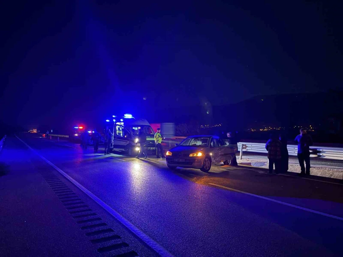 Kastamonu'da bariyerlere çarpıp otobüse savrulan otomobilde 2 kişi yaralandı 2
